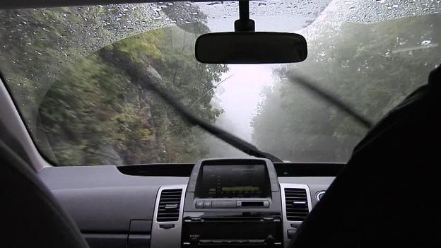 Wiper-mobil-menyapu-air-hujan.